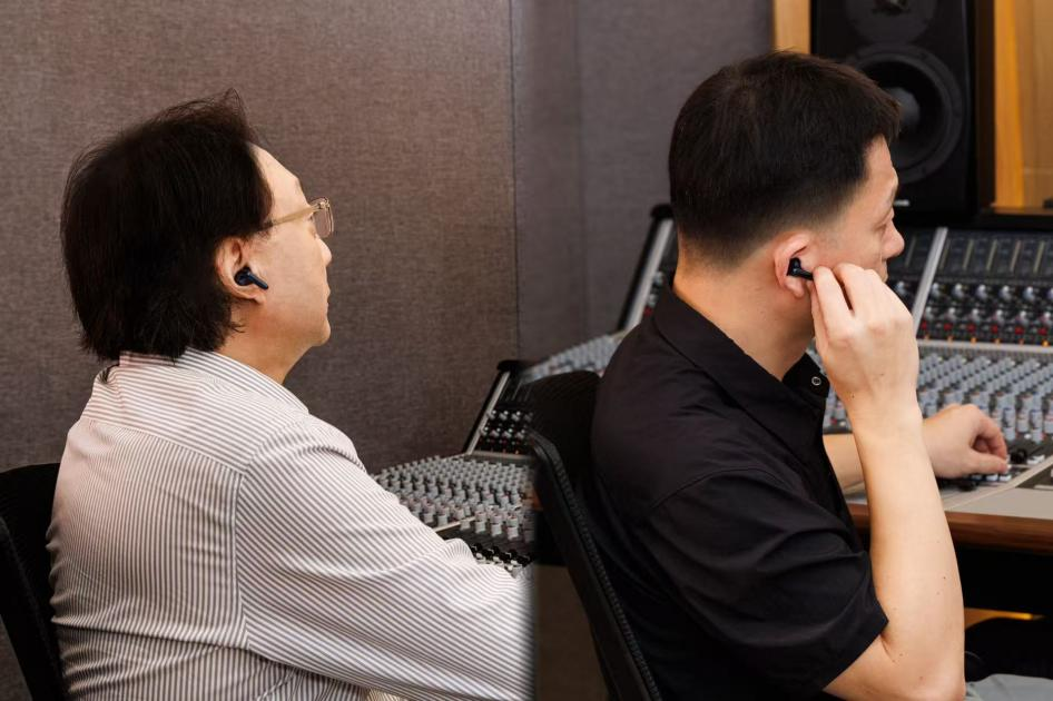 上海音乐学院调音大师团教授于阳、副教授陈世哲听音现场。受访方供图