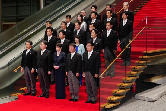 10月21日，日本首相高市早苗（前排中）在东京的首相官邸率阁僚合影。新华社记者贾浩成摄