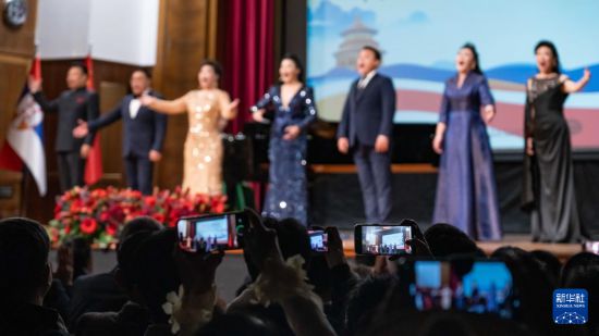 10月21日，在塞尔维亚首都贝尔格莱德的科拉拉茨音乐厅，观众拍摄“和合之声 唱响未来——庆祝中塞人民友谊70年音乐会”上的演出。新华社发（王韡摄）