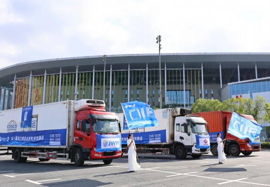 10月23日，第八届中国国际进口博览会首批展品进馆仪式在国家会展中心（上海）北广场举行。首批展品集中在技术装备展区、农食产品展区和医疗展区，第八届进博会企业商业展正式进入布展阶段。 新华社记者 方喆 摄