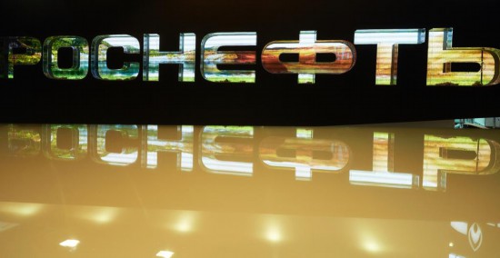 2015年6月17日，图为俄罗斯石油公司（ROSNEFT）在圣彼得堡国际经济论坛的展区。新华社/俄新