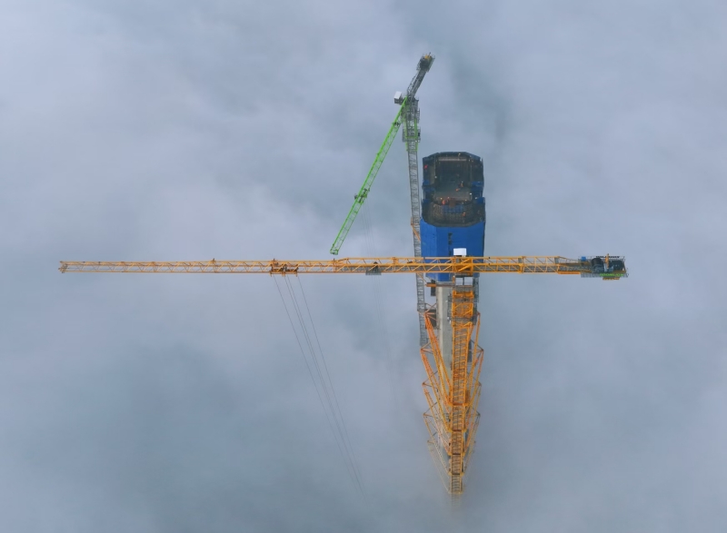 武荆宜高速汉江特大桥主塔封顶。