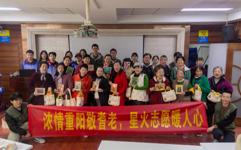 轻工大学子陪伴老人庆重阳。