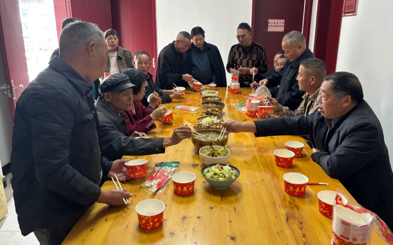 崇阳县烟草专卖局“情暖重阳・爱在石下”志愿活动。