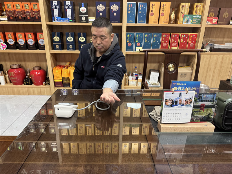 村民在店内测量血压。高铭摄