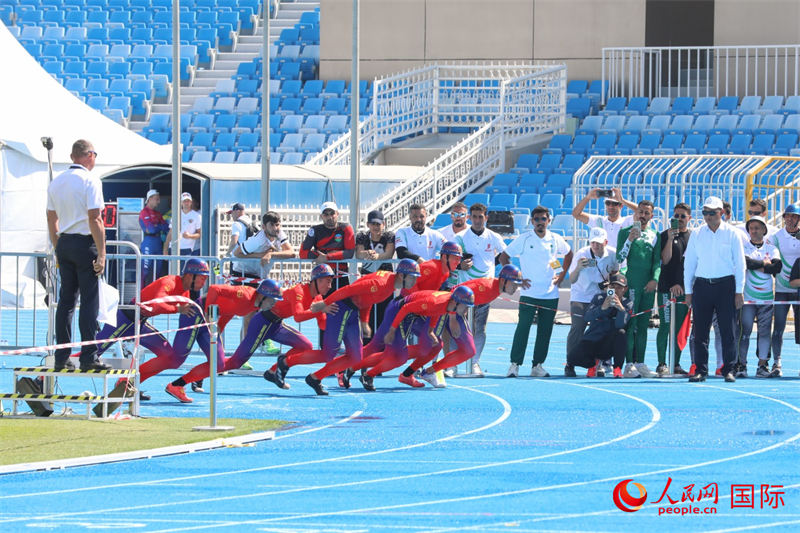 选手们进行手抬机动泵出水打靶比赛。人民网记者 任皓宇摄