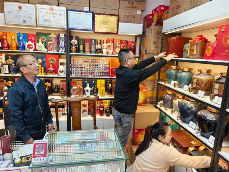 客户经理为辖区重点老年客户开展“终端清洁”活动