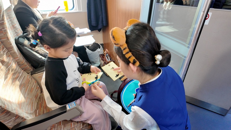 旅客正在制作虎形窗花。