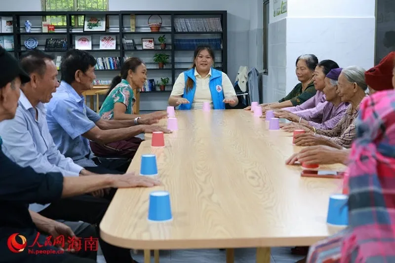 在马脚村日间照料中心,工作人员正带领老人做游戏。实习生 王忠华摄