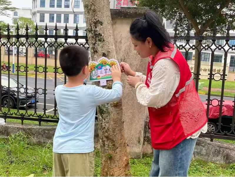 孩子们通力合作设计并亲手绘制了融入社区建筑特色与文化符号的安全标识。乐助社会服务社供图