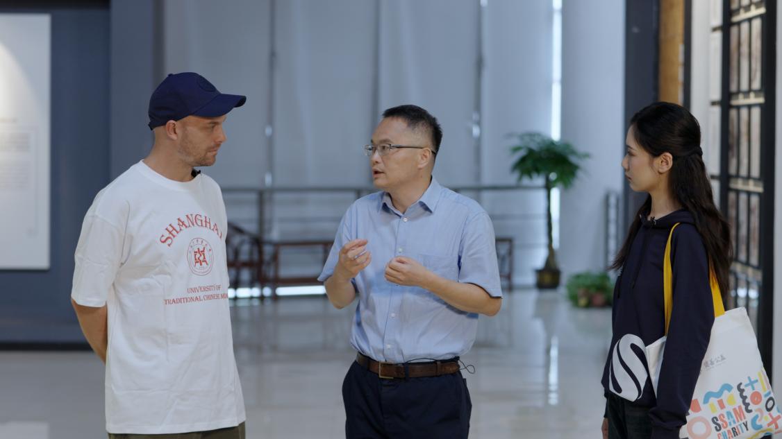 李赣馆长在博物馆讲解石斛功效