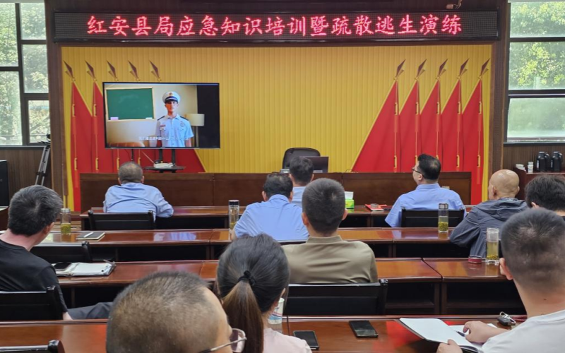 红安县局开展应急知识培训暨疏散逃生演练。陈亮摄