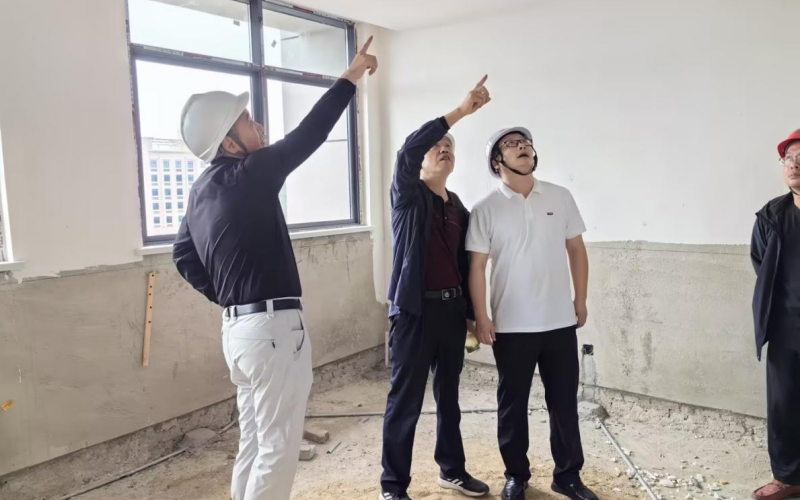 红安县局对在建工程开展隐患排查。陈亮摄