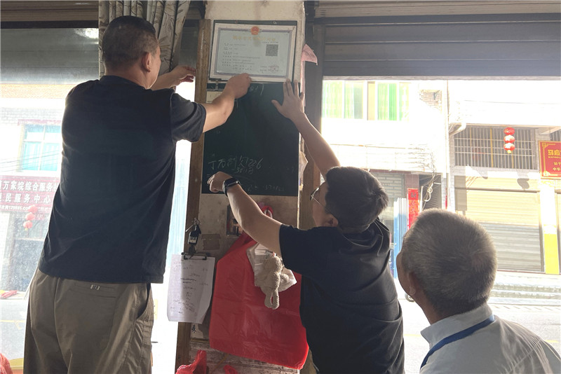 麻城烟草专卖执法人员为零售户提供“挂证”服务